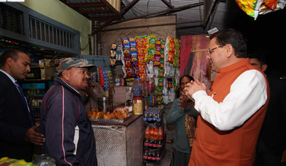 काफिला रोक, लोगों से मिलने पहुंचे मुख्यमंत्री पुष्कर सिंह धामी