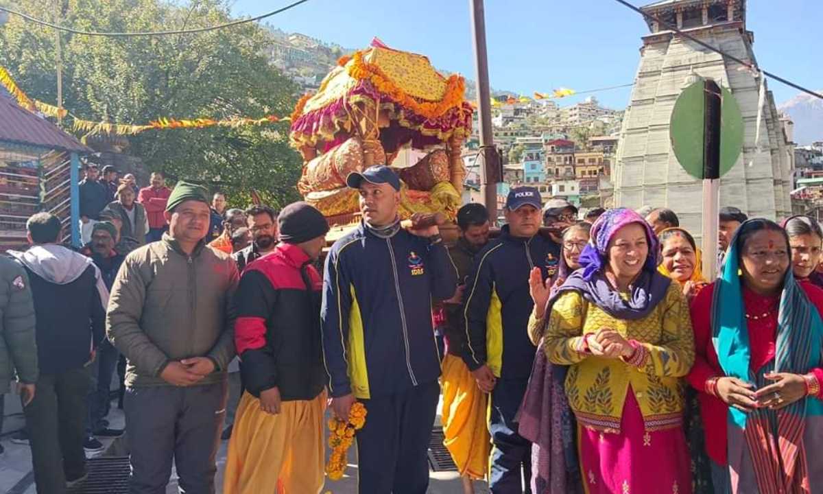 आदि गुरु शंकराचार्य जी की पवित्र गद्दी आज श्री नृसिंह मंदिर ज्योतिर्मठ मंदिर पहुंची…