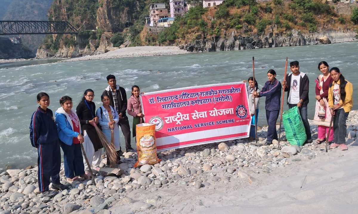 कर्णप्रयाग कॉलेज में 25वां उत्तराखंड स्थापना दिवस: एनएसएस द्वारा अलकनंदा-पिंडर सफाई अभियान आयोजित