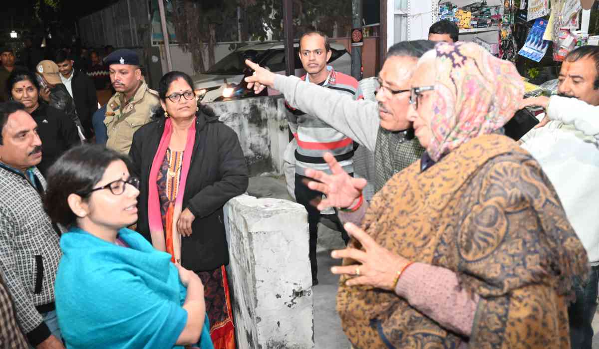 डीएम ने यहां पैदल भ्रमण कर सुनी जन-समस्याएं, दिखा अतिक्रमण, लिया एक्शन…