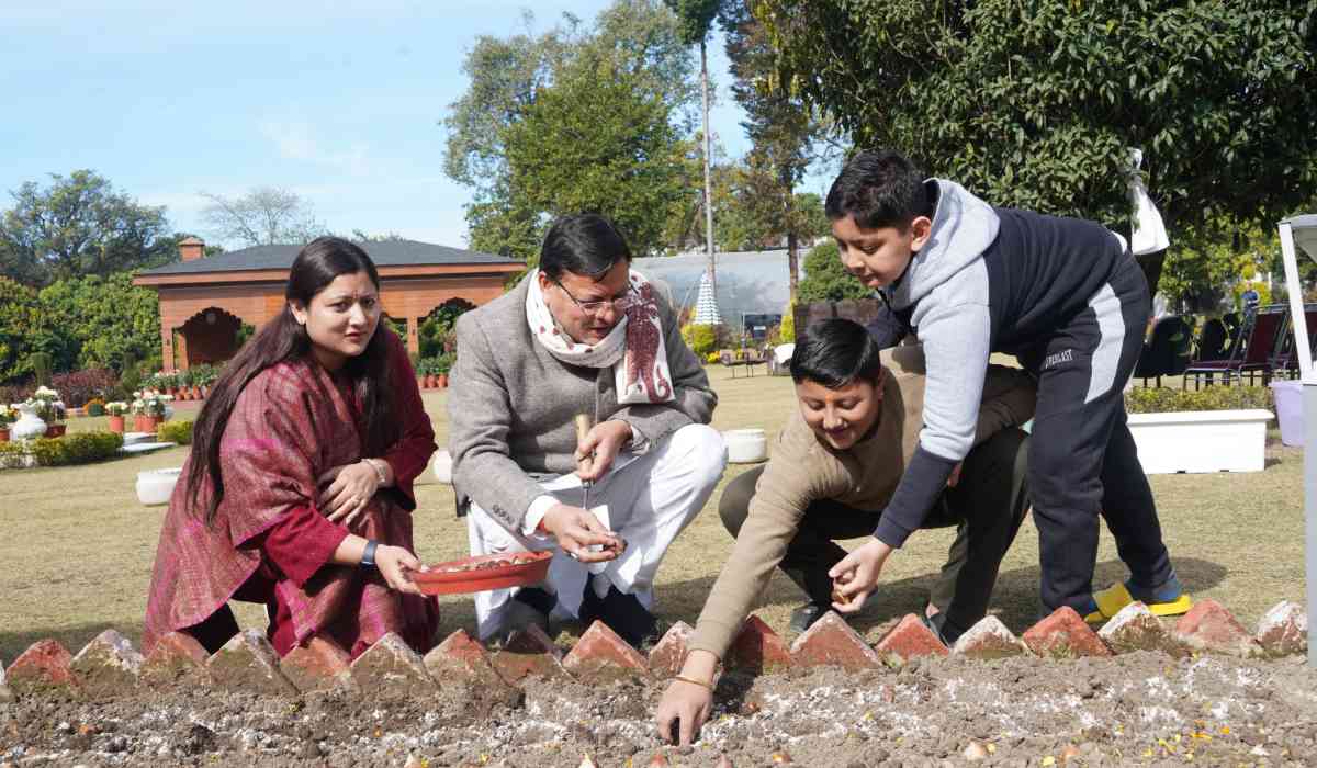 मुख्यमंत्री धामी ने मुख्यमंत्री आवास परिसर में किया ट्यूलिप बल्ब का रोपण…