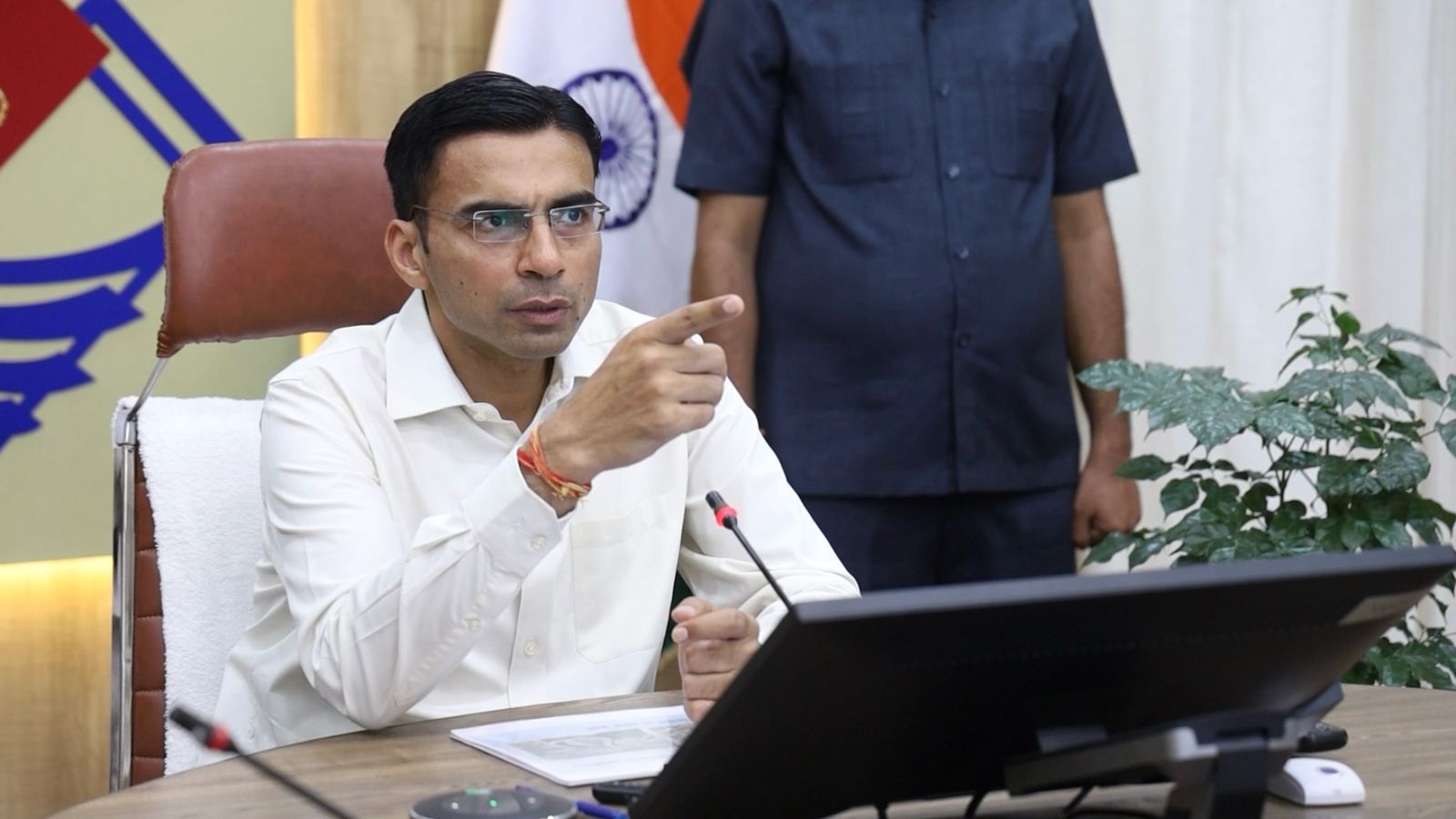एक वर्ष से न्याय को भटक रही थी दुखयारी सीमा, डीएम के ने काटी बैंक प्रबन्धक की आरसी
