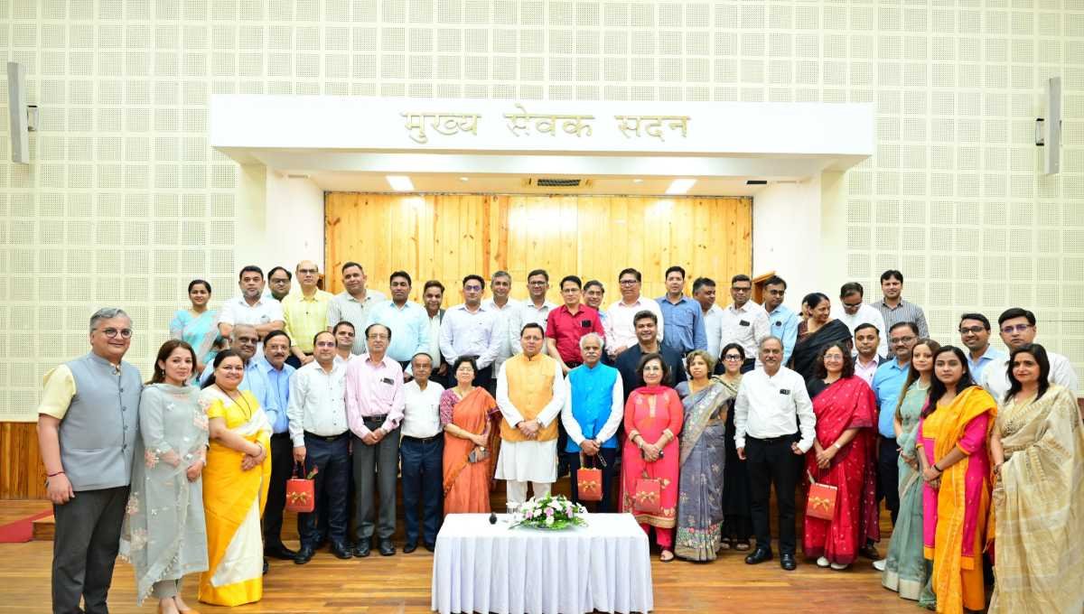 सीएम धामी ने राष्ट्रीय डॉक्टर्स डे के अवसर पर प्रदेशभर से आए चिकित्सकों को सम्मानित किया