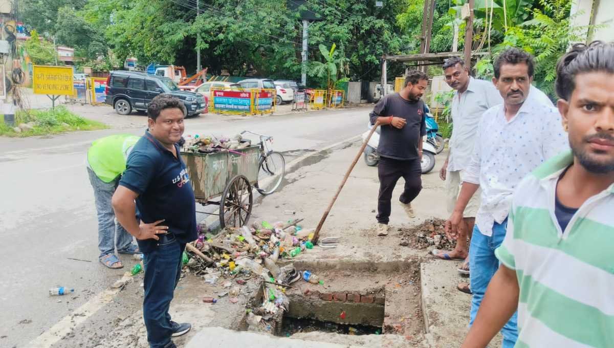 दून अस्पताल, बंजारावाला, व प्रिंस चौक पर जलभराव, सीवर लाईन चोक की शिकायत मिलते ही समाधान