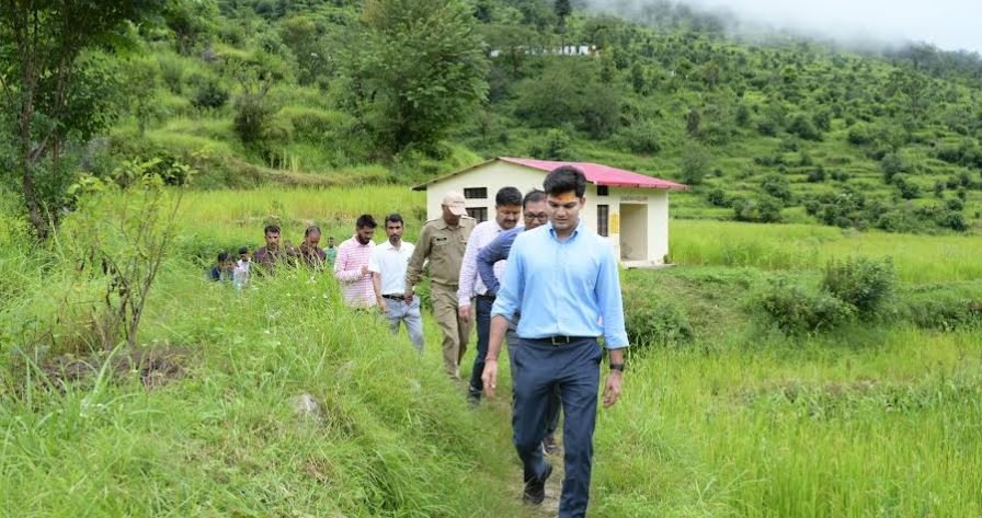 ग्राउंड जीरो पर जिलाधिकारी प्रतीक जैन, मक्कुमठ पहुंचकर सुनी ग्रामीणों की समस्याएं, किया त्वरित निस्तारण