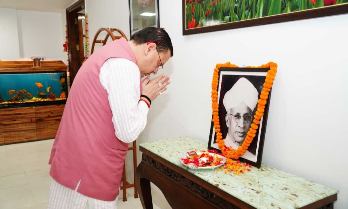 मुख्यमंत्री धामी ने डॉ. राधाकृष्णन की जयंती पर उनके चित्र पर पुष्प अर्पित कर श्रद्धांजलि दी
