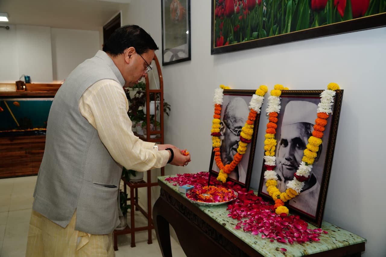 मुख्यमंत्री पुष्कर सिंह धामी ने गांधी जयंती के अवसर पर श्रद्धा सुमन अर्पित किए