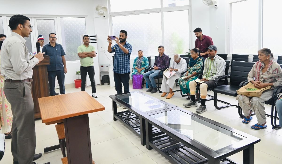 पहल: डीएम सविन बंसल की पहल से असहायों के चेहरे पर लौटी मुस्कान, रायफल फंड से मिली नई जिंदगी…