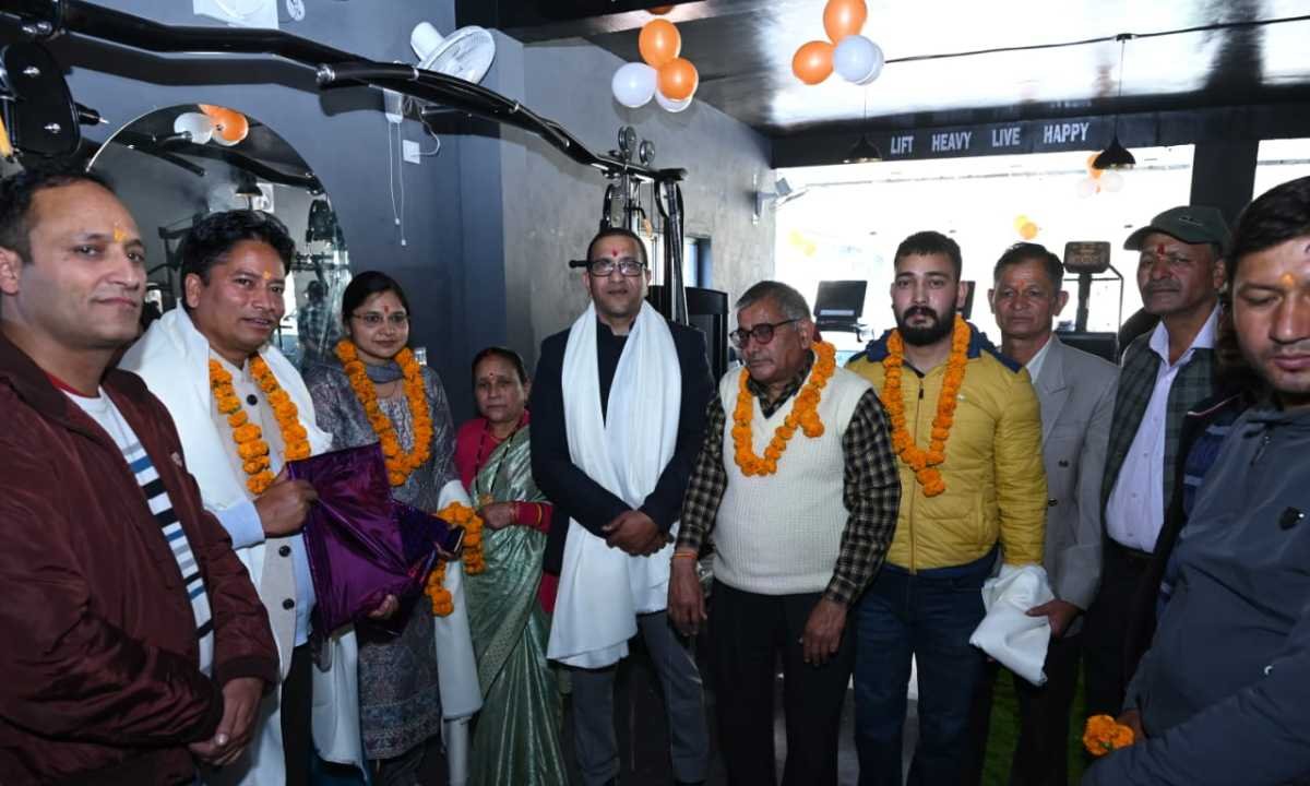 स्वरोजगार उद्यमियों को प्रोत्साहित करने पहुंचे जिलाधिकारी