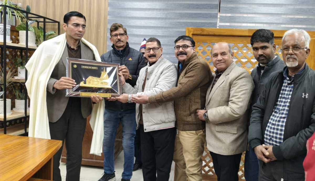 डीएम को उत्कृष्ट सेवा कार्यों के लिए जर्नलिस्ट यूनियन ने किया सम्मानित